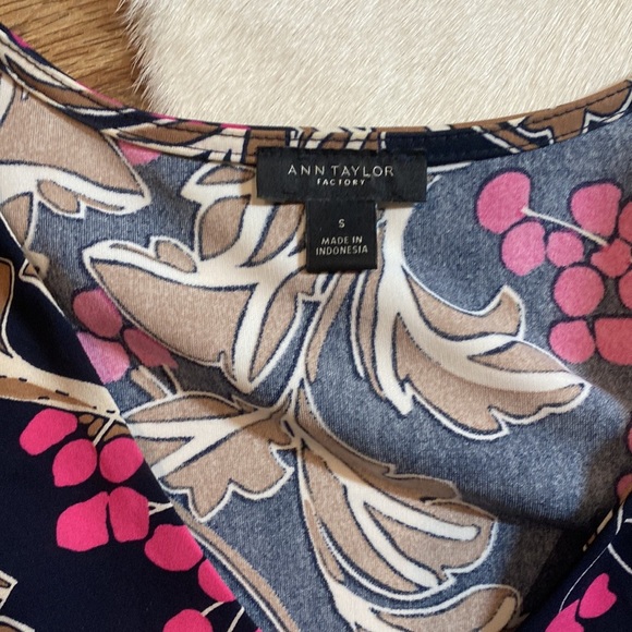 Ann Taylor navy floral V-neck blouse - Picture 7 of 11